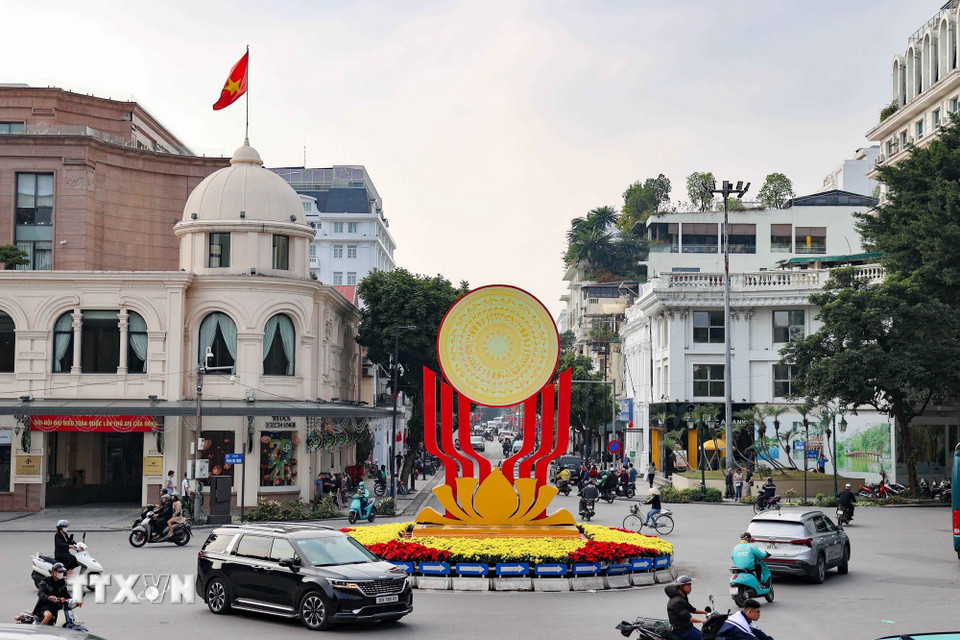 Tại các nút giao thông trọng điểm, các cụm mô hình biểu tượng hoa sen cách điệu cùng logo Đại hội lần thứ XIV của Đảng được dựng lên trang trọng, tạo điểm nhấn rực rỡ cho diện mạo Thủ đô. (Ảnh: Vũ Quang/TTXVN)