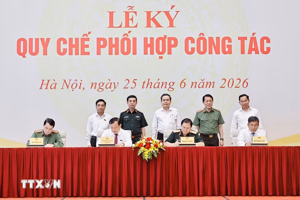 Chủ tịch Quốc hội Trần Thanh Mẫn và đại biểu chứng kiến Lễ ký Quy chế phối hợp công tác giữa Ủy ban Quốc phòng, An ninh và Đối ngoại của Quốc hội với Bộ Quốc phòng, Bộ Công an và Bộ Ngoại giao. (Ảnh: Doãn Tấn/TTXVN)