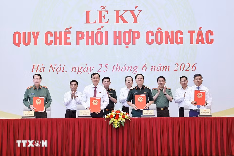 Chủ tịch Quốc hội Trần Thanh Mẫn và đại biểu chứng kiến Lễ ký Quy chế phối hợp công tác giữa Ủy ban Quốc phòng, An ninh và Đối ngoại của Quốc hội với Bộ Quốc phòng, Bộ Công an và Bộ Ngoại giao. (Ảnh: Doãn Tấn/TTXVN)