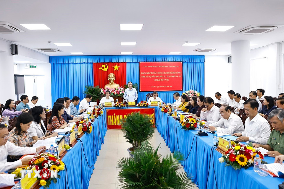 Chủ tịch Quốc hội Trần Thanh Mẫn làm việc với Ủy ban Bầu cử thành phố Cần Thơ. (Ảnh: Doãn Tấn/TTXVN)
