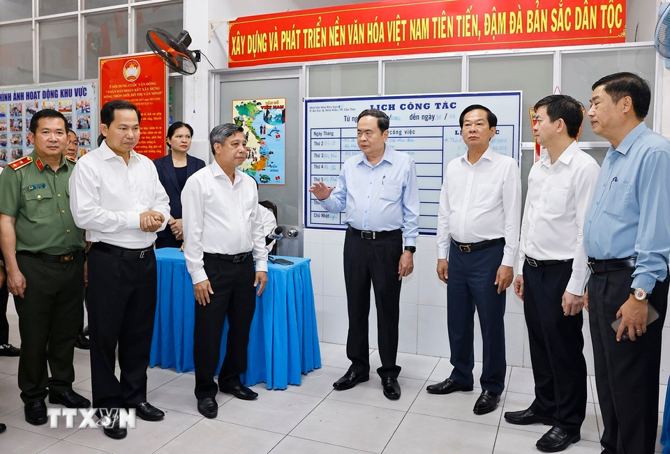 Chủ tịch Quốc hội Trần Thanh Mẫn khảo sát Khu vực bỏ phiếu tại phường Ninh Kiều, thành phố Cần Thơ. (Ảnh: Doãn Tấn/TTXVN)