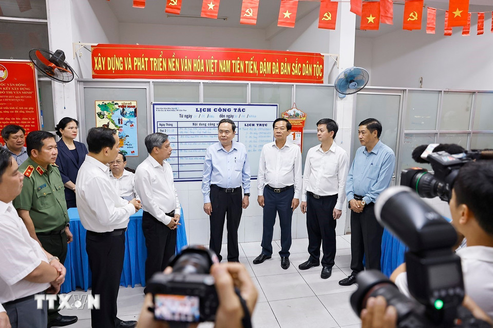 Chủ tịch Quốc hội Trần Thanh Mẫn khảo sát Khu vực bỏ phiếu tại phường Ninh Kiều, thành phố Cần Thơ. (Ảnh: Doãn Tấn/TTXVN)