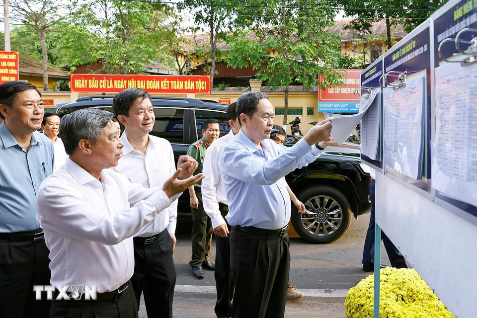 Chủ tịch Quốc hội Trần Thanh Mẫn khảo sát Khu vực bỏ phiếu tại phường Ninh Kiều, thành phố Cần Thơ. (Ảnh: Doãn Tấn/TTXVN)