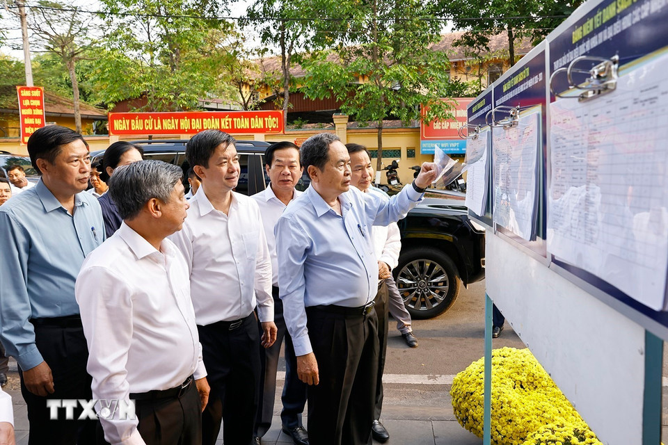 Chủ tịch Quốc hội Trần Thanh Mẫn khảo sát Khu vực bỏ phiếu tại phường Ninh Kiều, thành phố Cần Thơ. (Ảnh: Doãn Tấn/TTXVN)