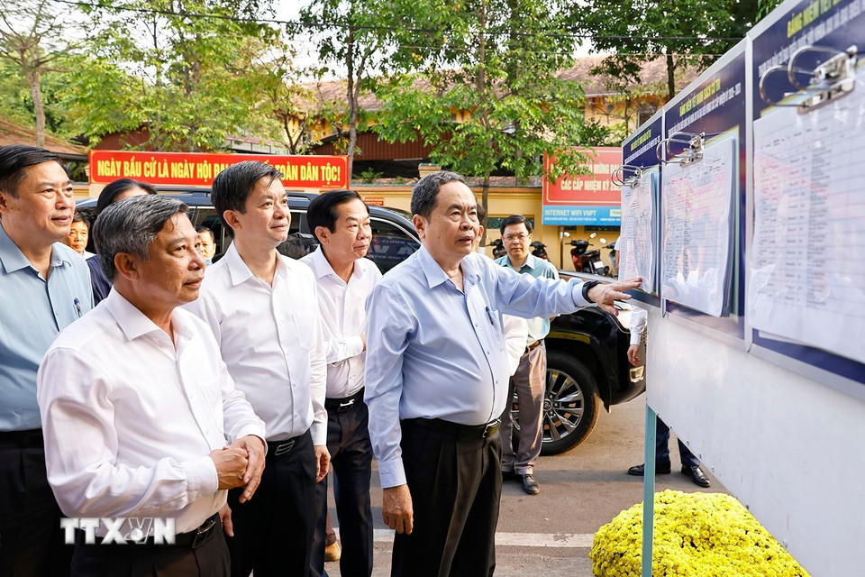 Chủ tịch Quốc hội Trần Thanh Mẫn khảo sát Khu vực bỏ phiếu tại phường Ninh Kiều, thành phố Cần Thơ. (Ảnh: Doãn Tấn/TTXVN)