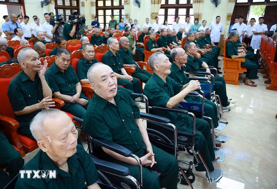 Các thương binh, bệnh binh đang điều trị tại Trung tâm Điều dưỡng thương binh Kim Bảng tham dự cuộc gặp gỡ Thủ tướng Lê Minh Hưng. (Ảnh: Dương Giang/TTXVN)
