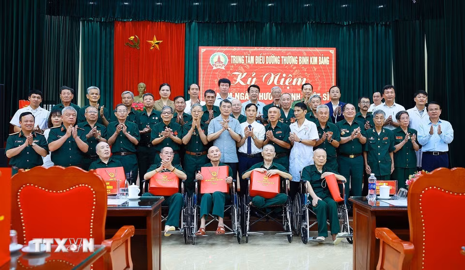 Thủ tướng Lê Minh Hưng với các thương binh, bệnh binh và cán bộ, nhân viên Trung tâm Điều dưỡng thương binh Kim Bảng, tỉnh Ninh Bình. (Ảnh: Dương Giang/TTXVN)