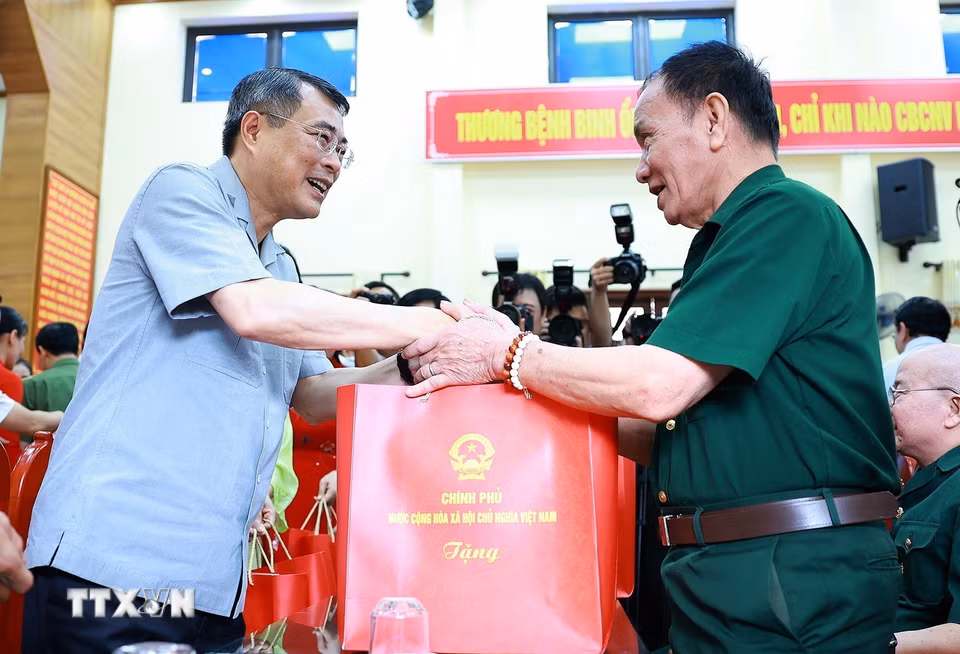 Thủ tướng Lê Minh Hưng tặng quà thương binh, bệnh binh đang điều trị tại Trung tâm Điều dưỡng thương binh Kim Bảng, tỉnh Ninh Bình. (Ảnh: Dương Giang/TTXVN)