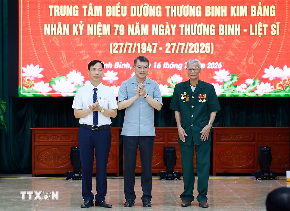 Thủ tướng Lê Minh Hưng với đại diện thương binh, bệnh binh và Trung tâm Điều dưỡng thương binh Kim Bảng, tỉnh Ninh Bình. (Ảnh: Dương Giang/TTXVN)