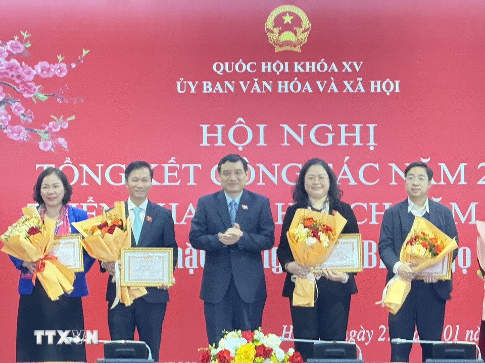 Chủ nhiệm Ủy ban Văn hóa và Xã hội Nguyễn Đắc Vinh trao tặng các danh hiệu thi đua, khen thưởng cho các tập thể, cá nhân có thành tích trong năm 2025. (Ảnh: Hải Ngọc/TTXVN)