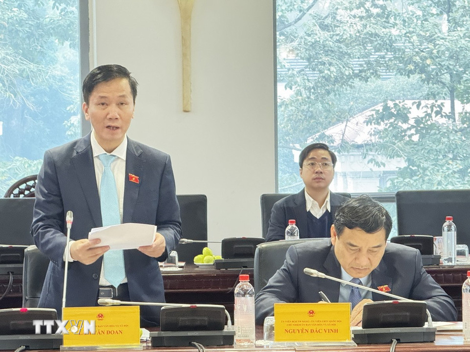 Phó Chủ nhiệm Ủy ban Văn hóa và Xã hội Lâm Văn Đoan trình bày báo cáo tại hội nghị. (Ảnh: Hải Ngọc/TTXVN)