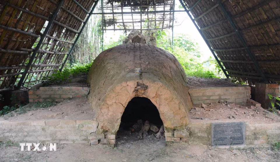 Lò nung gốm còn được giữ lại tại Phước Tích (phường Phong Dinh, thành phố Huế). (Ảnh: Văn Dũng/TTXVN)