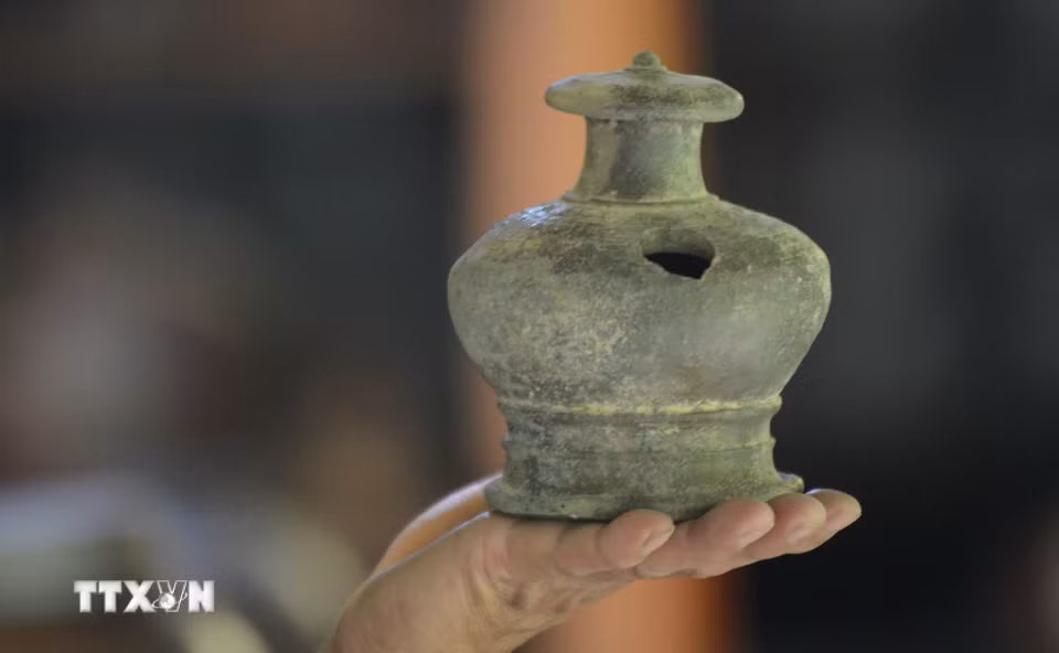 Sản phẩm gốm từ lâu đời của làng nghề gốm Phước Tích còn được lưu giữ lại. (Ảnh: Văn Dũng/TTXVN)