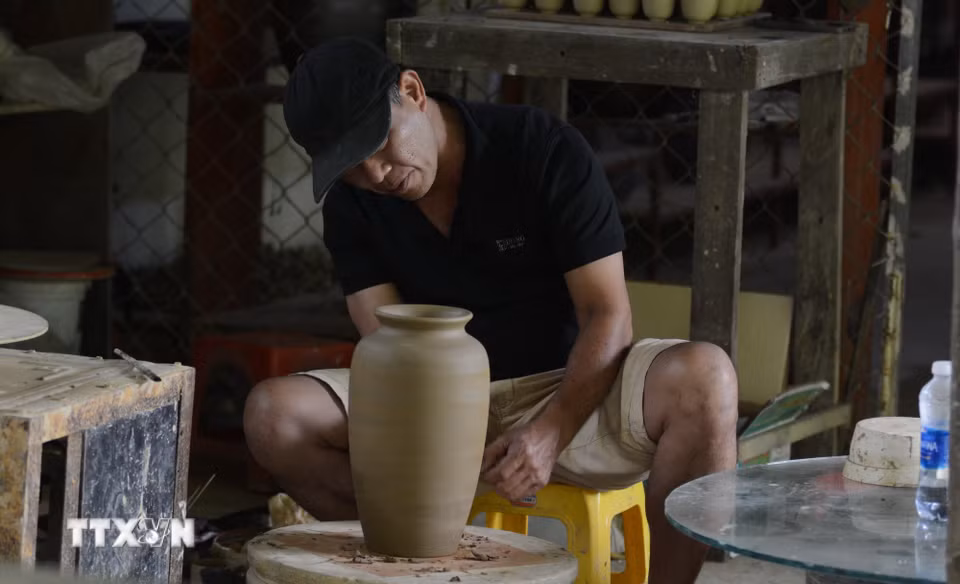 Ông Lương Thanh Hiền, nghệ nhân làm gốm tại Phước Tích. (Ảnh: Văn Dũng/TTXVN)