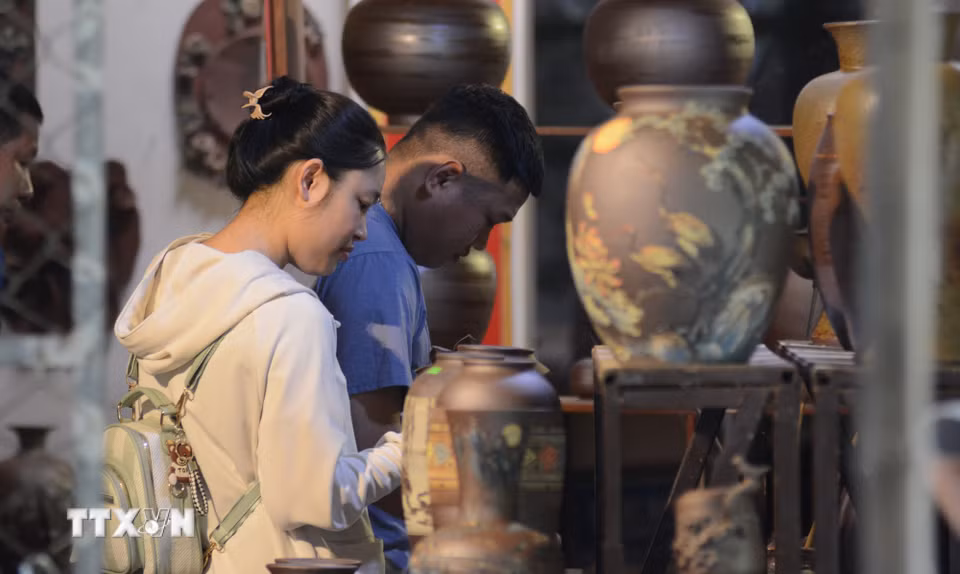 Làng gốm Phước Tích trở thành điểm du lịch thu hút du khách đến xem và trải nghiệm. (Ảnh: Văn Dũng/TTXVN)