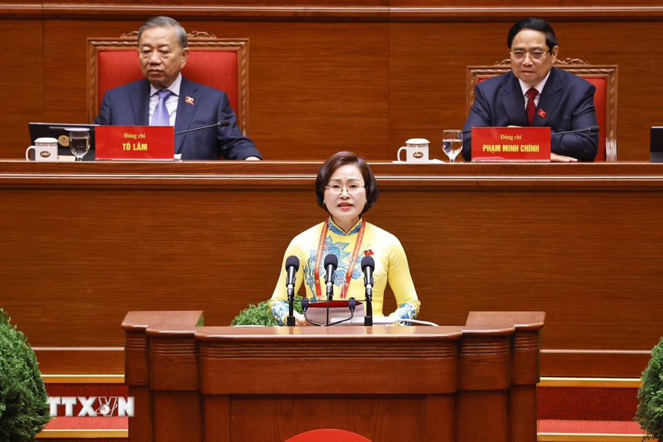 Đồng chí Trần Thị Thanh Thủy, Ủy viên Ban Thường vụ Tỉnh ủy, Bí thư Đảng ủy, Chủ tịch Hội đồng nhân dân phường Mỹ Hào, tỉnh Hưng Yên, tham luận về vấn đề “Chuyển đổi số ở phường trong điều kiện thực hiện mô hình chính quyền địa phương 2 cấp-Thực tiễn và quyết tâm hành động của phường Mỹ Hào, tỉnh Hưng Yên.” (Ảnh: TTXVN)