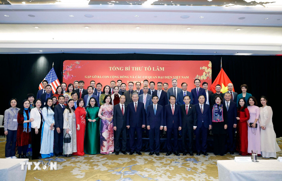 Tổng Bí thư Tô Lâm với cán bộ, nhân viên Đại sứ quán và các cơ quan đại diện Việt Nam tại Hoa Kỳ. (Ảnh: Thống Nhất/TTXVN)