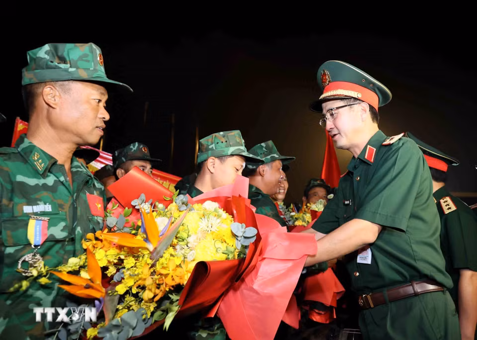 Lãnh đạo Bộ Quốc phòng tặng hoa chúc mừng đoàn. (Ảnh: An Đăng/TTXVN)