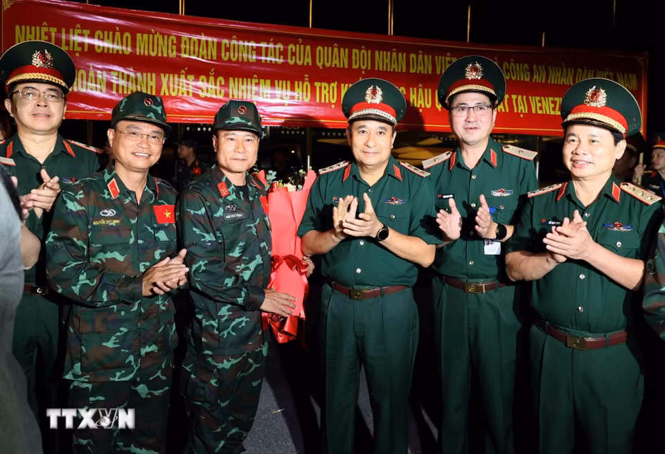 Thượng tướng Phùng Sĩ Tấn, Phó Tổng Tham mưu trưởng Quân đội nhân dân Việt Nam chúc mừng các thành viên trong đoàn trở về. (Ảnh: An Đăng/TTXVN)