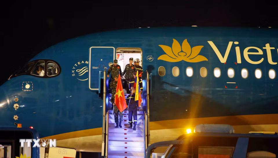 Tối 10/7, lực lượng cứu hộ, cứu nạn của Quân đội nhân dân Việt Nam và Công an nhân dân Việt Nam về đến Hà Nội hoàn thành sứ mệnh hỗ trợ Venezuela khắc phục hậu quả trận động đất. (Ảnh: Phạm Kiên/TTXVN)