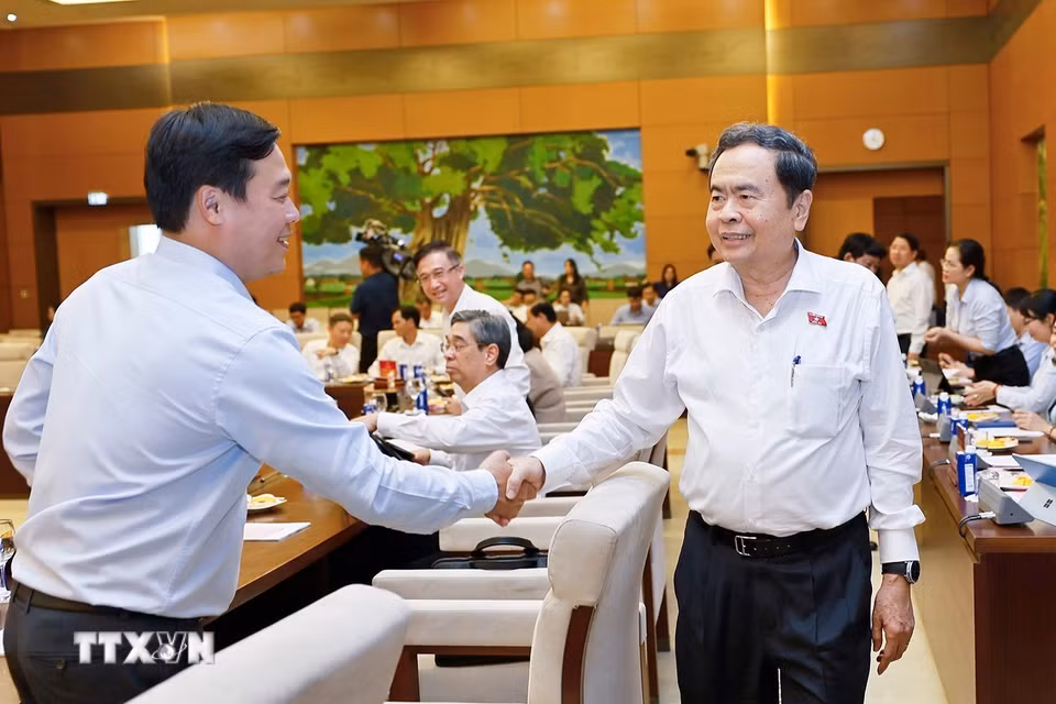 Chủ tịch Quốc hội Trần Thanh Mẫn với đại biểu. (Ảnh: Doãn Tấn/TTXVN)
