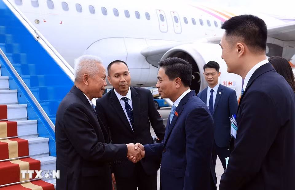 Phó Chủ tịch Quốc hội Nguyễn Doãn Anh đón Chủ tịch Quốc hội kiêm Chủ tịch Hạ viện Thái Lan Sophon Zaram tại Sân bay quốc tế Nội Bài. (Ảnh: Tuấn Anh/TTXVN)