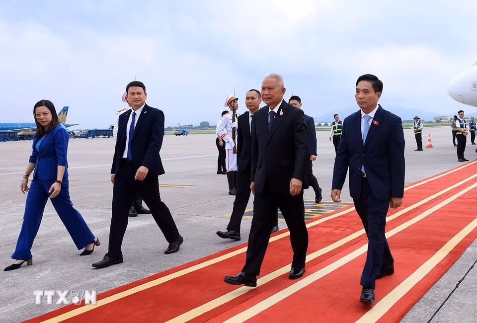 Phó Chủ tịch Quốc hội Nguyễn Doãn Anh đón Chủ tịch Chủ tịch Quốc hội kiêm Chủ tịch Hạ viện Thái Lan Sophon Zaram tại Sân bay quốc tế Nội Bài. (Ảnh: Tuấn Anh/TTXVN)
