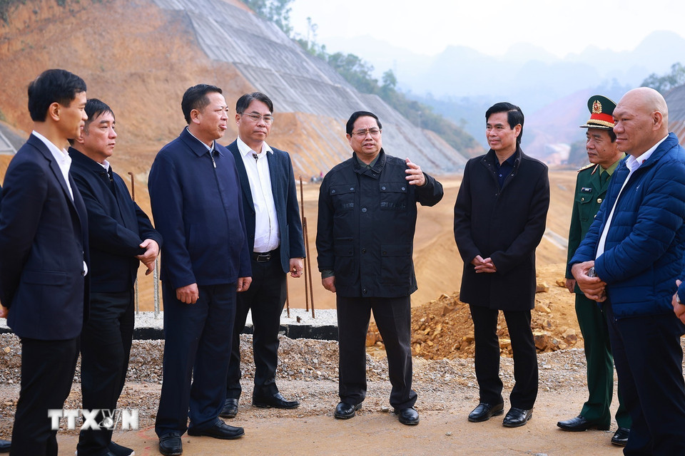 Thủ tướng Phạm Minh Chính kiểm tra tiến độ dự án đường cao tốc Đồng Đăng (Lạng Sơn)-Trà Lĩnh (Cao Bằng). (Ảnh: Dương Giang/TTXVN)