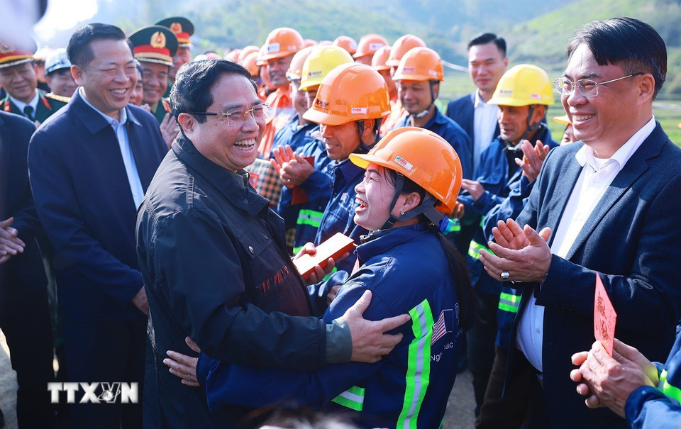 Thủ tướng Phạm Minh Chính động viên, chúc Tết công nhân thi công dự án đường cao tốc Đồng Đăng (Lạng Sơn)-Trà Lĩnh (Cao Bằng). (Ảnh: Dương Giang/TTXVN)
