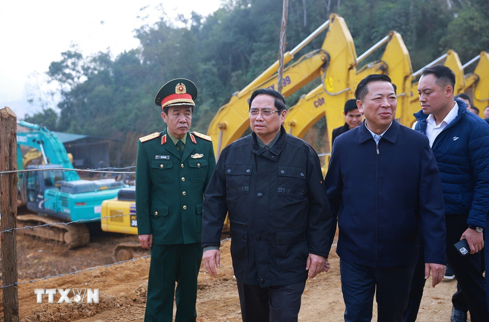 Thủ tướng Phạm Minh Chính kiểm tra tiến độ dự án đường cao tốc Đồng Đăng (Lạng Sơn)-Trà Lĩnh (Cao Bằng). (Ảnh: Dương Giang/TTXVN)
