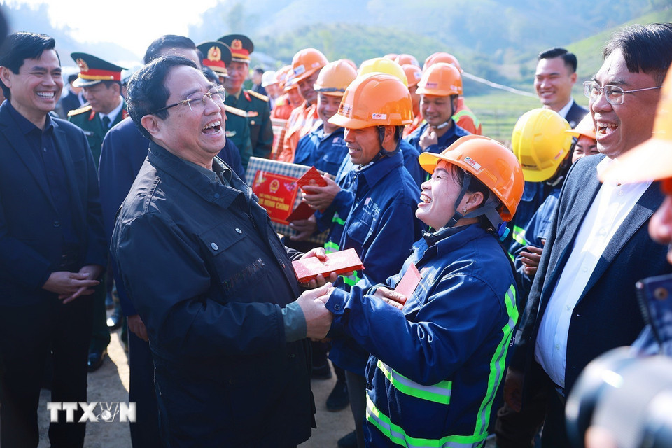 Thủ tướng Phạm Minh Chính động viên, chúc Tết công nhân thi công dự án đường cao tốc Đồng Đăng (Lạng Sơn)-Trà Lĩnh (Cao Bằng). (Ảnh: Dương Giang/TTXVN)
