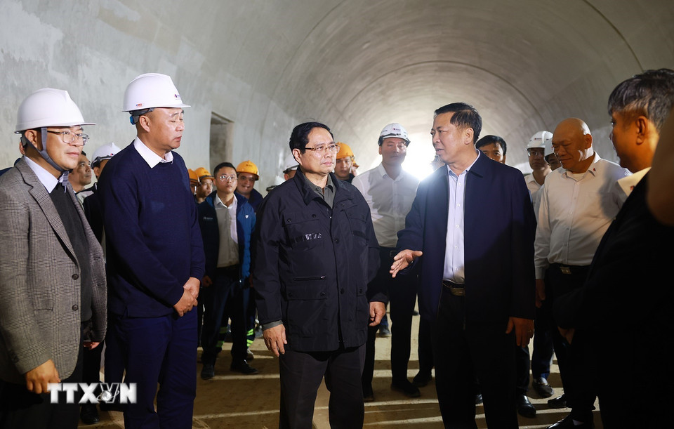 Thủ tướng Phạm Minh Chính kiểm tra tiến độ dự án đường cao tốc Đồng Đăng (Lạng Sơn)-Trà Lĩnh (Cao Bằng). (Ảnh: Dương Giang/TTXVN)