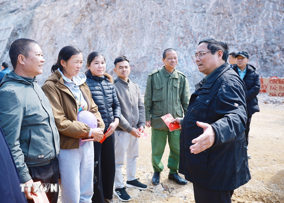 Thủ tướng Phạm Minh Chính chúc Tết nhân dân khu vực dự án đường cao tốc Đồng Đăng (Lạng Sơn)-Trà Lĩnh (Cao Bằng) đi qua. (Ảnh: Dương Giang/TTXVN)