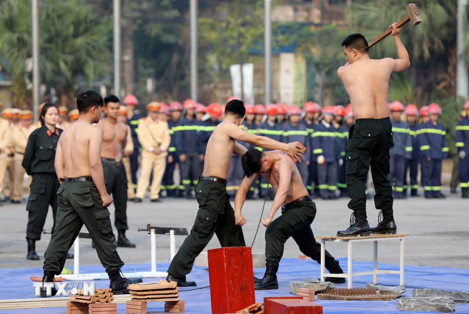 Nội công triển khai tối đa sức mạnh thể chất và tinh thần, từ đó các cán bộ chiến sỹ áp dụng vào kỹ thuật chiến đấu, cũng như gia tăng sức khỏe. (Ảnh: Tạ Toàn/TTXVN)