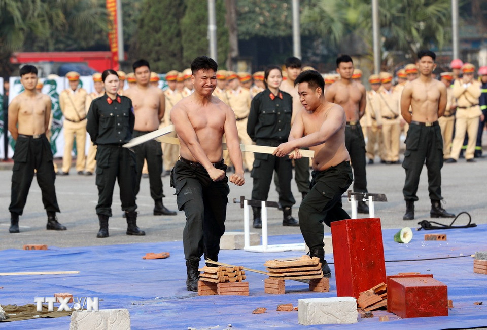 Lực lượng Cảnh sát đặc nhiệm Phú Thọ rèn luyện khí công, sức chịu đựng trong điều kiện thời tiết khắc nghiệt nhằm nâng cao bản lĩnh và nội lực chiến đấu. (Ảnh: Tạ Toàn/TTXVN)