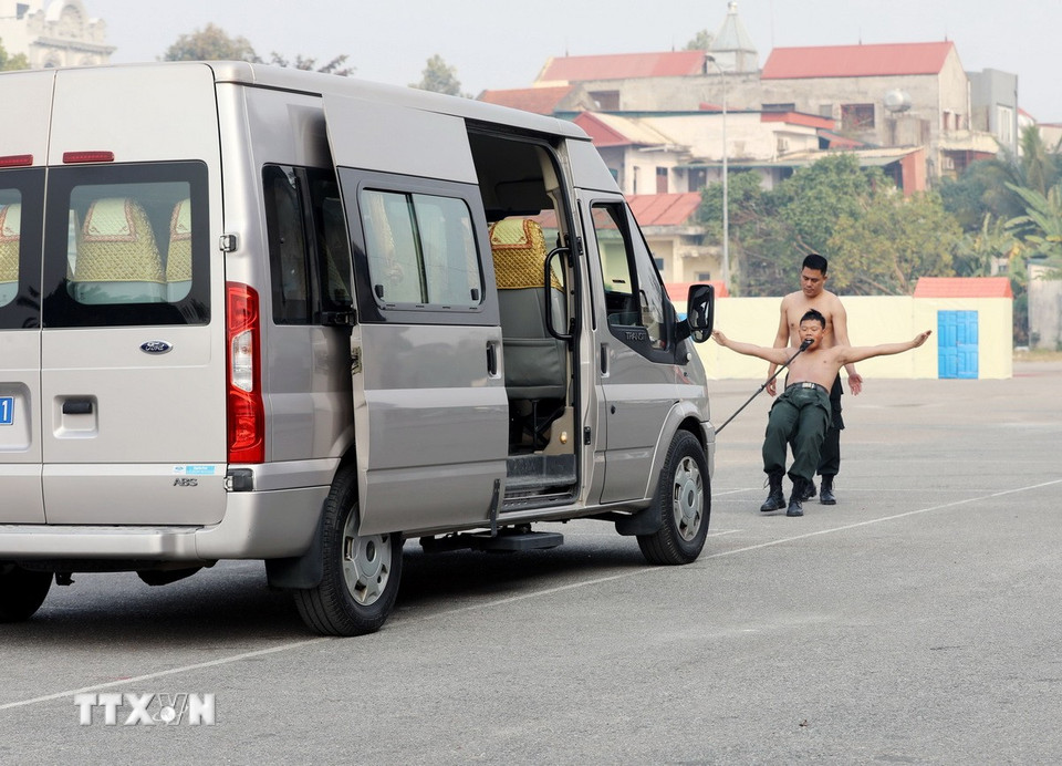 Lực lượng Cảnh sát đặc nhiệm Phú Thọ rèn luyện khí công, sức chịu đựng trong điều kiện thời tiết khắc nghiệt nhằm nâng cao bản lĩnh và nội lực chiến đấu. (Ảnh: Tạ Toàn/TTXVN)