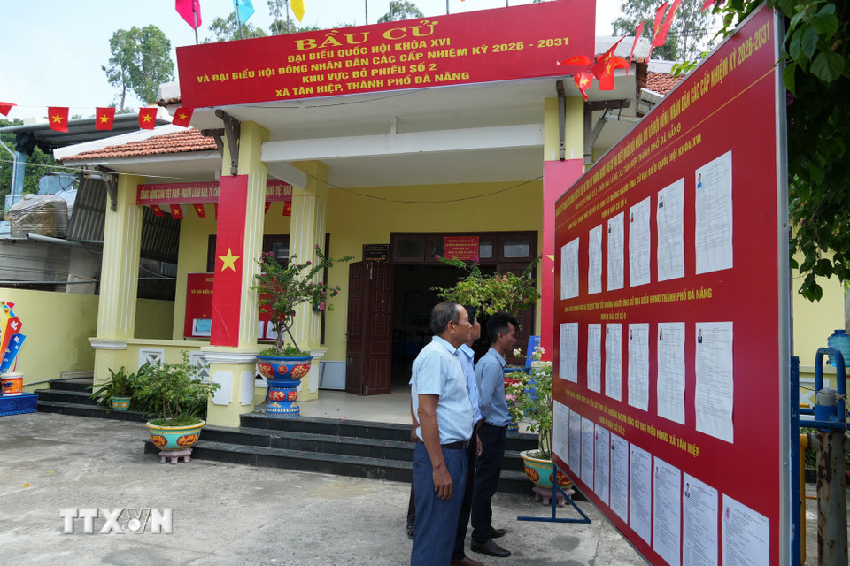 Khu vực bỏ phiếu số 2, xã Tân Hiệp được trang trí khoa học, đúng quy định. (Ảnh: Anh Dũng/TTXVN)