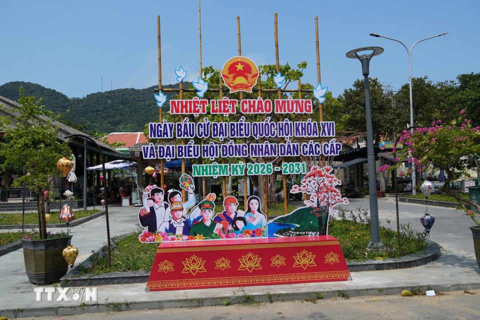 Những tấm panô, áp phích khổ lớn tuyên truyền trực quan về bầu cử Quốc hội và Hội đồng Nhân dân các cấp được trang trí tại những địa điểm công cộng trên địa bàn xã đảo Tân Hiệp. (Ảnh: Anh Dũng/TTXVN)