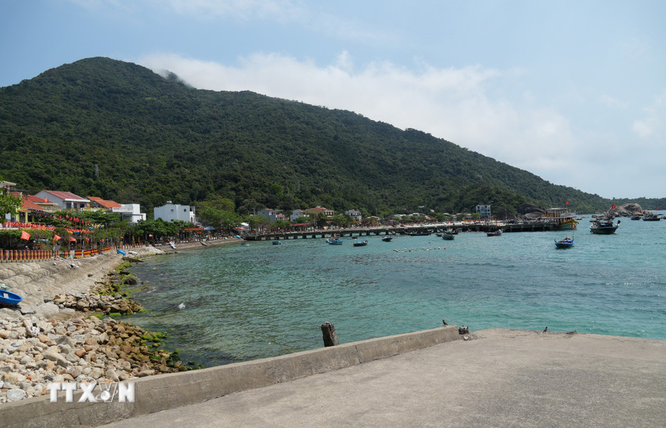 Từ cầu cảng cho đến những con đường nhỏ uốn lượn quanh sườn núi, đâu đâu cũng bắt gặp hình ảnh những tấm panô, áp phích khổ lớn và sắc đỏ tươi của cờ đỏ sao vàng, cờ Đảng tung bay trong gió. (Ảnh: Anh Dũng/TTXVN)