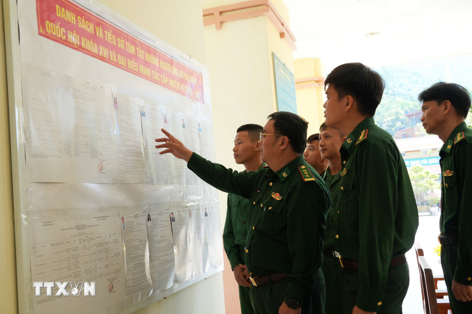 Thượng tá Trần Trí Tài, Chính trị viên cùng các chiến sỹ Đồn Biên phòng Cù Lao Chàm, xã Tân Hiệp nghiên cứu danh sách ứng viên đại biểu Quốc hội khóa XVI và đại biểu Hội đồng Nhân dân các cấp nhiệm kỳ 2026-2031. (Ảnh: Anh Dũng/TTXVN)