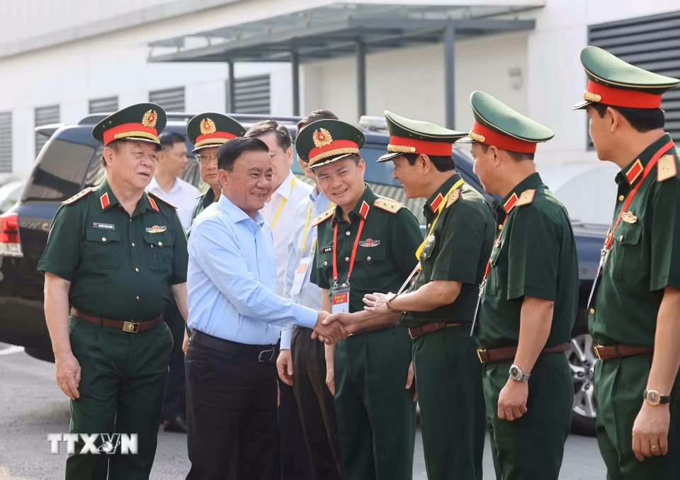 Đồng chí Trần Cẩm Tú, Ủy viên Bộ Chính trị, Thường trực Ban Bí thư, Trưởng Đoàn kiểm tra, giám sát số 12 của Bộ Chính trị làm việc với Ban Thường vụ Đảng ủy Tập đoàn Viettel. (Ảnh: Phương Hoa/TTXVN)
