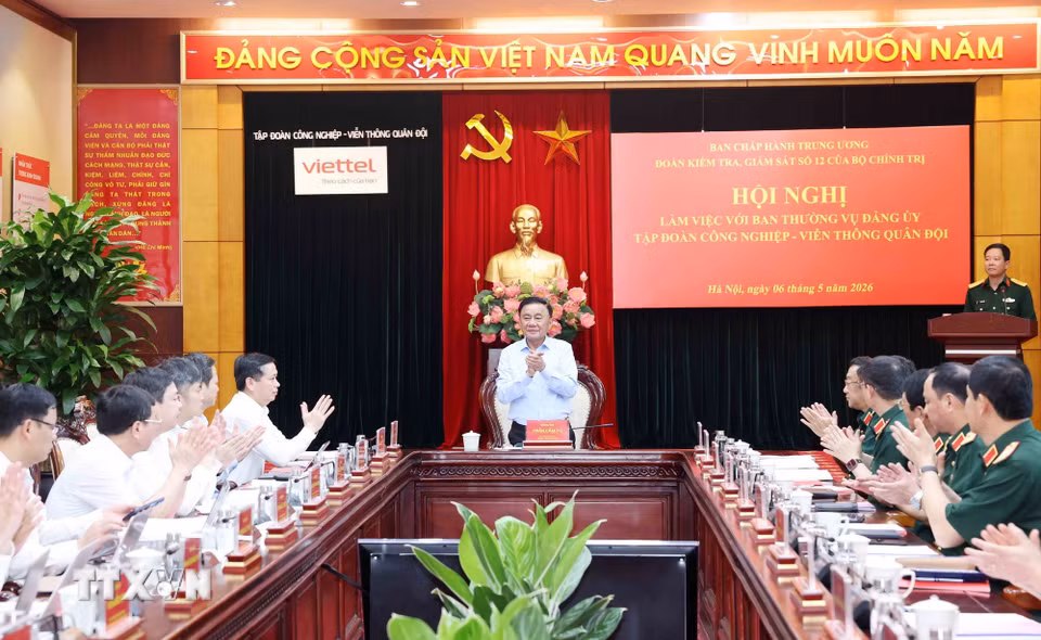 Đồng chí Trần Cẩm Tú, Ủy viên Bộ Chính trị, Thường trực Ban Bí thư, Trưởng Đoàn kiểm tra, giám sát số 12 của Bộ Chính trị chủ trì làm việc với Ban Thường vụ Đảng ủy Tập đoàn Viettel. (Ảnh: Phương Hoa/TTXVN) ​