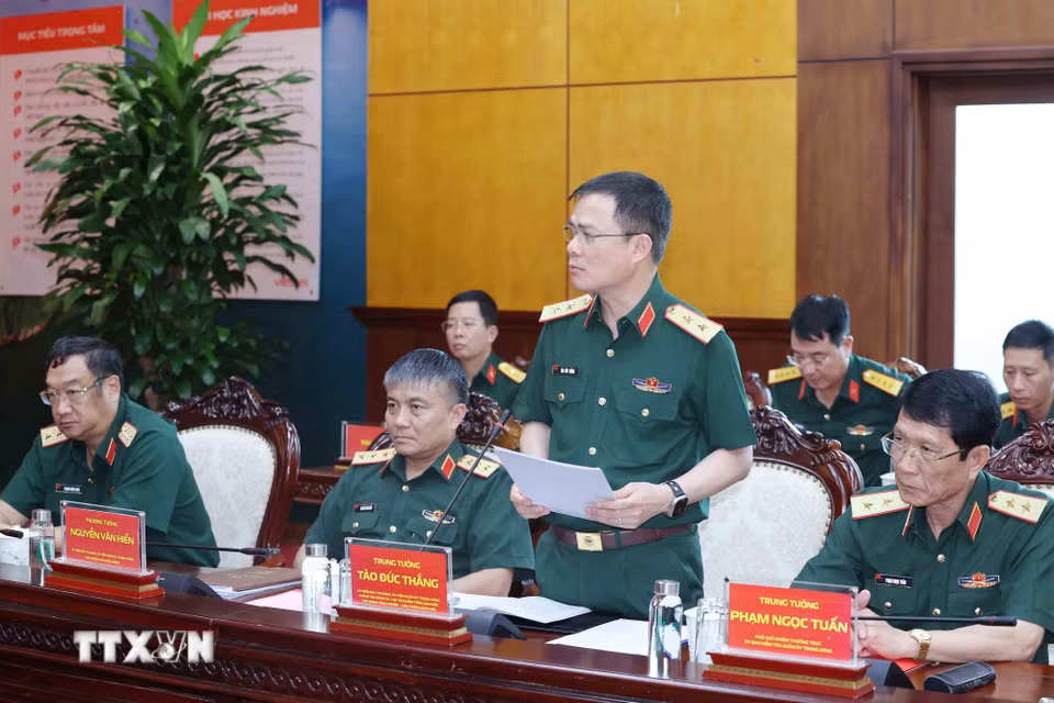 Đồng chí Tào Đức Thắng, Ủy viên Trung ương Đảng, Chủ tịch kiêm Tổng Giám đốc Tập đoàn Công nghiệp-Viễn thông Quân đội (Viettel), Phó Bí thư Đảng uỷ Tập đoàn phát biểu tại hội nghị. (Ảnh: Phương Hoa/TTXVN)