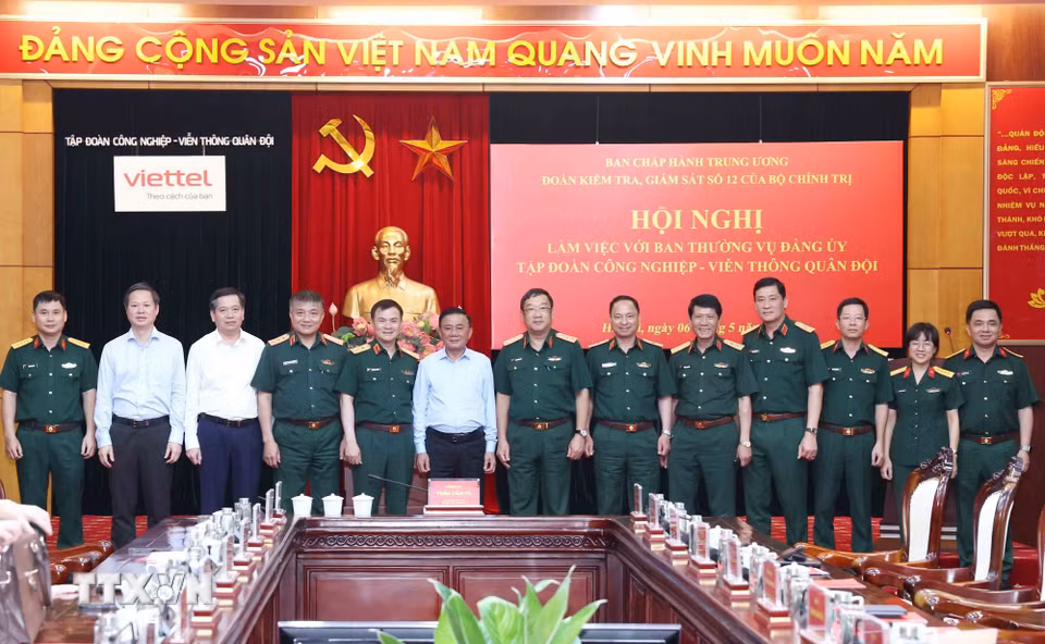 Thường trực Ban Bí thư Trần Cẩm Tú và đại biểu cùng Ban Thường vụ Đảng ủy Tập đoàn Công nghiệp-Viễn thông Quân đội. (Ảnh: Phương Hoa/TTXVN)
