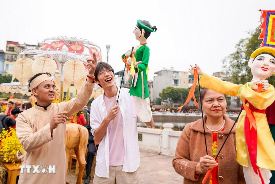 Người dân trải nghiệm điều khiển trực tiếp các con rối. (Ảnh: Khánh Hòa/TTXVN)