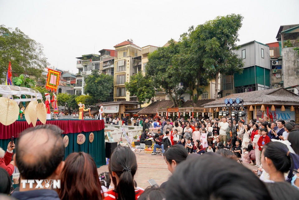 Chương trình thu hút sự quan tâm của đông đảo người dân và du khách. (Ảnh: Khánh Hòa/TTXVN)