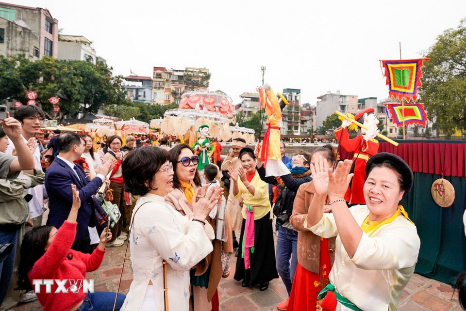 Người dân và du khách trải nghiệm điều khiển trực tiếp các con rối. (Ảnh: Khánh Hòa/TTXVN)