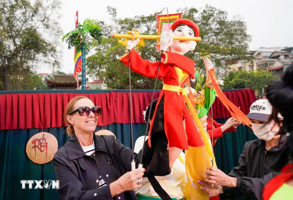 Du khách trải nghiệm điều khiển trực tiếp các con rối. (Ảnh: Khánh Hòa/TTXVN)