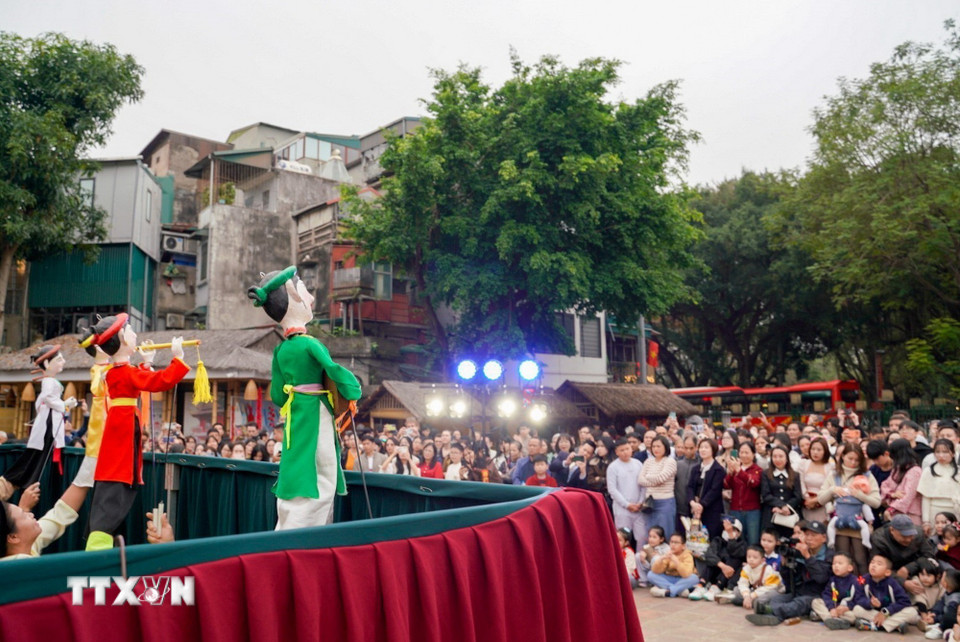 Chương trình thu hút sự quan tâm của đông đảo người dân và du khách. (Ảnh: Khánh Hòa/TTXVN)