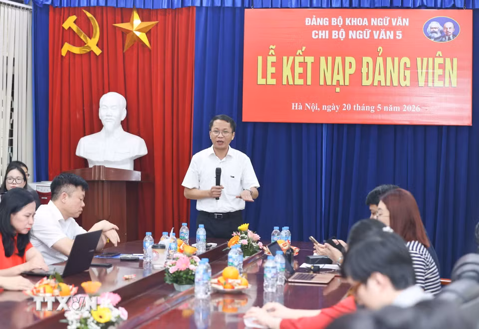 Phó Giáo sư-Tiến sỹ Hà Văn Minh, Bí thư Đảng ủy, Trưởng khoa Ngữ văn phát biểu, giao nhiệm vụ cho đảng viên mới. (Ảnh: Thanh Tùng/TTXVN)
